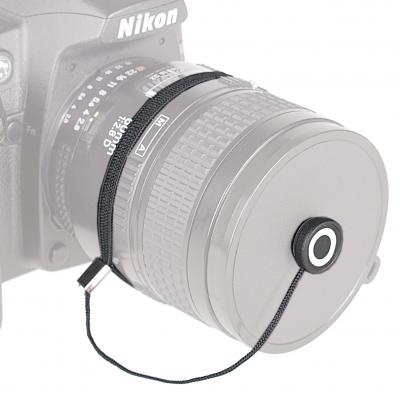 Upínací šňůrka na krytku objektivu