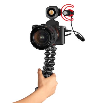 gorillapod_joby_vlogging-kit_jb01645-bww_camera-hand02